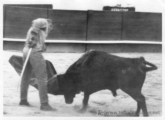 Tauromaquia: FOTOGRAFIA ORIGINAL DE SEBASTIAN AL DR. ZULUETA EN UN NATURAL. 31 DE AGOSTO, 1963.