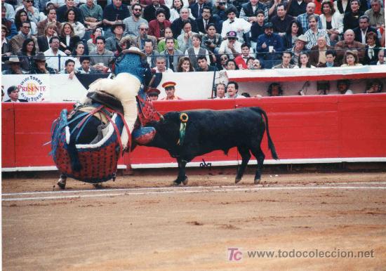 Tauromaquia: FOTOGRAFIA ORIGINAL EL TORO TUMBA AL PICADOR. PLAZA DE TOROS DE TEQUISQUIAPAN, MEJICO.