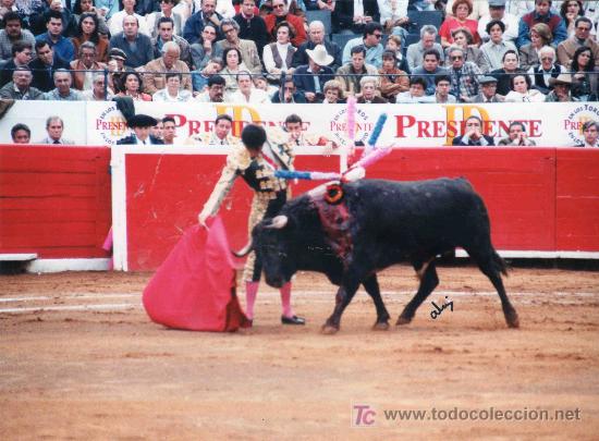 Tauromaquia: FOTOGRAFIA ORIGINAL AL DIESTRO JORGE GUTIERREZ, TOREANDO DE MULETA.