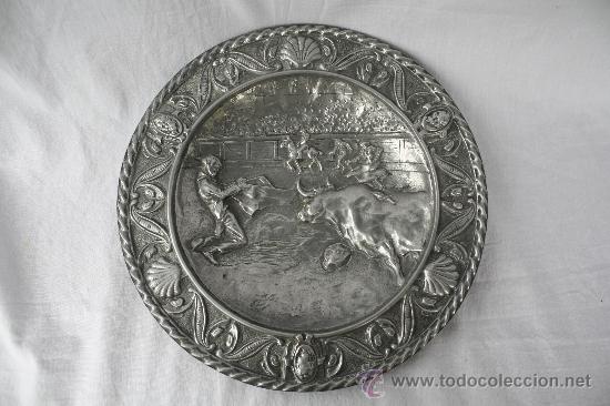 Tauromaquia: ANTIGUO PLATO DE METAL CON ESCENA TAURINA. 30 CMS. DE DI&Aacute;METRO.