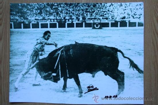 Tauromaquia: Reproducci&oacute;n en sepia de la fotograf&iacute;a de la suerte de matar de Manolete en Linares, 28-8-1947.