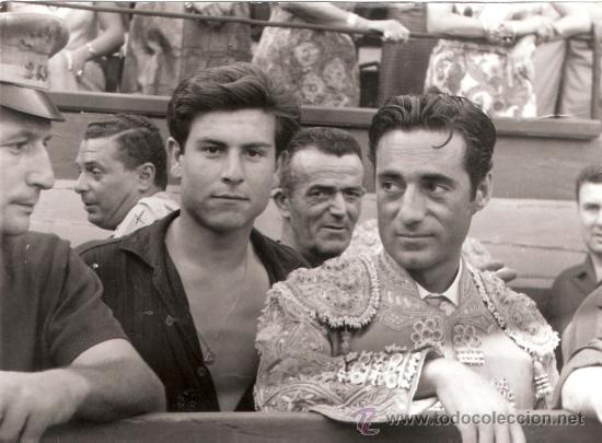 Tauromachia: FOTOGRAFIA DEL TORERO MANUEL BAEZ EL LITRI JUNTO AL PERIODISTA GONZALO CARVAJAL.
