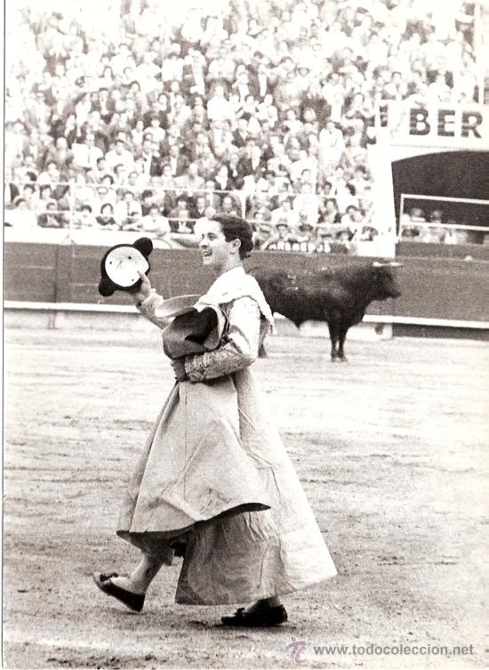 Tauromachie: FOTOGRAFIA DEL TORERO. PUERTA DANDO LA VUELTA AL RUEDO. BARCELONA. MAYO 1961.