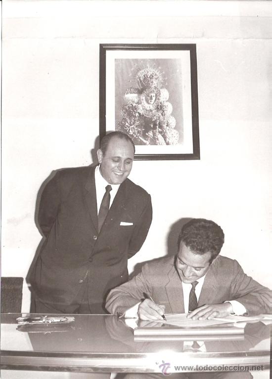 Tauromachie: FOTOGRAFIA DEL TORERO. CARMONA. FIRMANDO UNA EXCLUSIVA DE APODERAMIENTO.