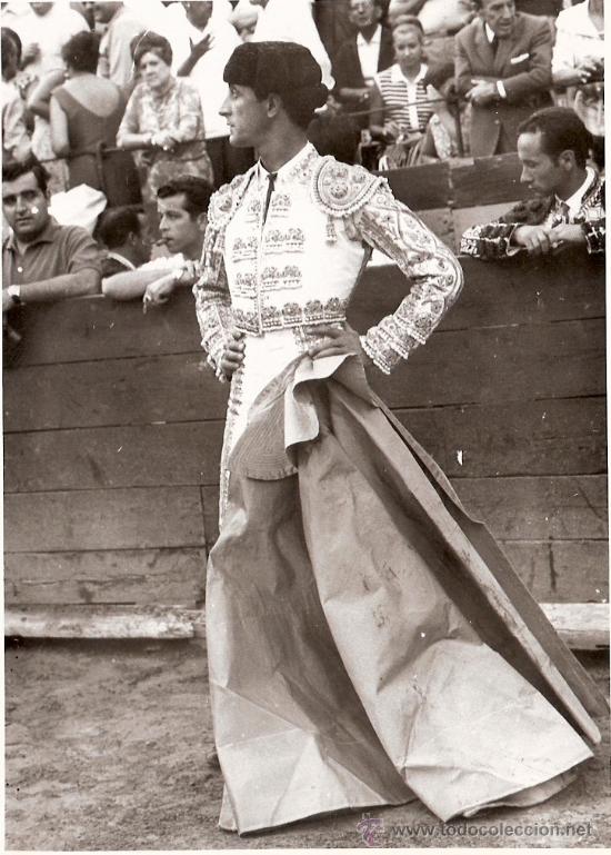 Tauromachie: FOTOGRAFIA DEL TORERO. SANTIAGO MARTIN &rdquo;EL VITI&rdquo;. EN EL CALLEJON  ELEUTERIO FABIAN. CASTELLON.
