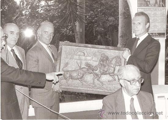 Tauromachia: FOTOGRAFIA DEL REJONEADOR ANTONIO I. VARGAS CON ALVARO DOMECQ Y DIEZ, EN LA ENTREGA DE UN TROFEO.