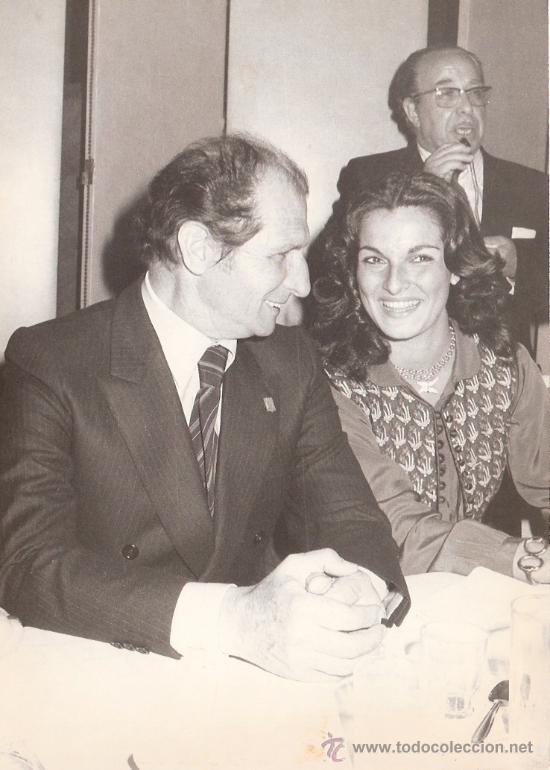 Tauromachia: FOTOGRAFIA DEL REJONEADOR ANGEL PERALTA CON SU SE&Ntilde;ORA Y EL PERIODISTA JULIO MONTES.
