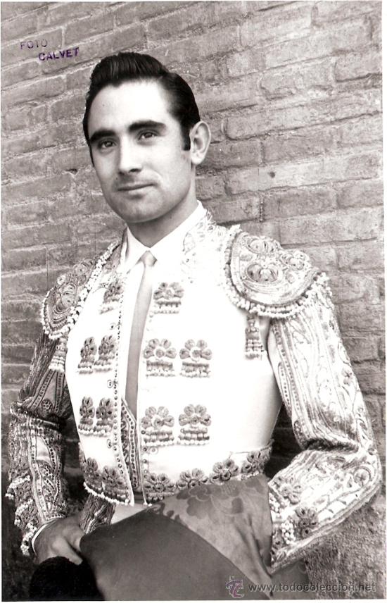 Tauromachie: FOTOGRAFIA DEL TORERO SANCHEZ BEJARANO EN LA PUERTA DE CUADRILLAS , MADRID.