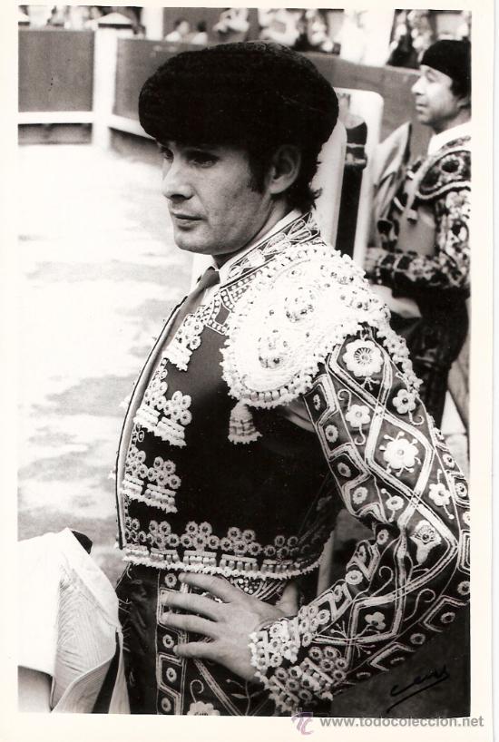 Bullfighting: FOTOGRAFIA DEL TORERO  RUIZ MIGUEL, A SU LADO  MIGUEL MONTENEGRO SU PEON DE CONFIANZA. MADRID.