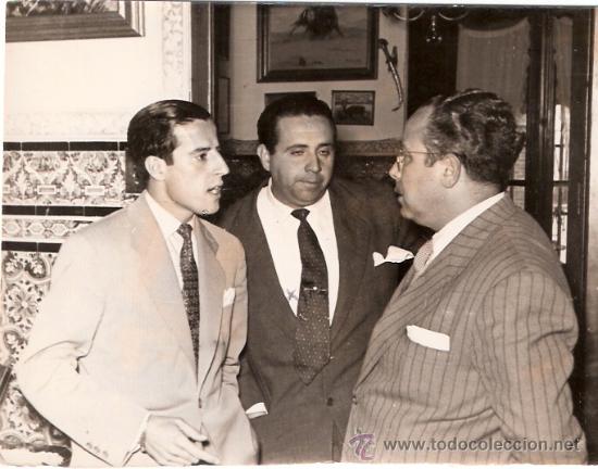 Bullfighting: FOTOGRAFIA DEL TORERO MANOLO VAZQUEZ JUNTO AL APODERADO JOSE RUEDA Y EL CRITICO JULIO MONTES.
