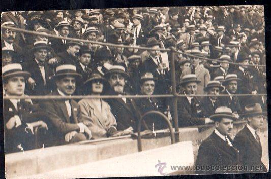 Tauromachia: PLAZA DE TOROS DE BARCELONA. AFICIONADOS DESDE LA BARRERA