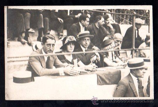 Tauromachia: PLAZA DE TOROS DE BARCELONA. AFICIONADOS DESDE EL TENDIDO