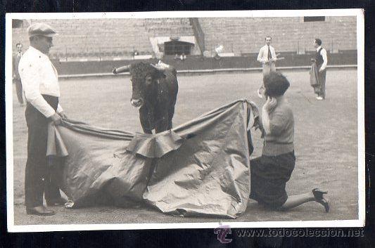 Tauromachia: PLAZA DE TOROS DE BARCELONA. MUJER Y HOMBRE EN UNA BECERRADA