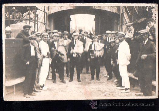 Tauromachia: PLAZA DE TOROS DE BARCELONA. AFICIONADOS Y TRABAJADORES TAURINOS EN LA ENTRADA