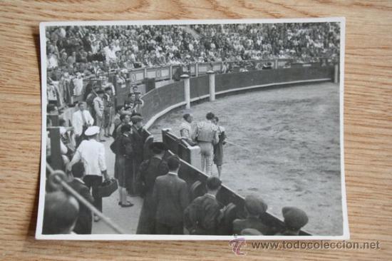 Tauromaquia: Fotograf&iacute;a.  La pareja &rdquo;Magritas&rdquo; &rdquo;Mella&rdquo; con Joselito Moreno, que les brinda el toro, en Madrid...