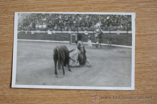 Tauromaquia: Postal. Perete en su segundo toro de la corrida celebrada en la Plaza Vieja el 14 de abril de 1929.