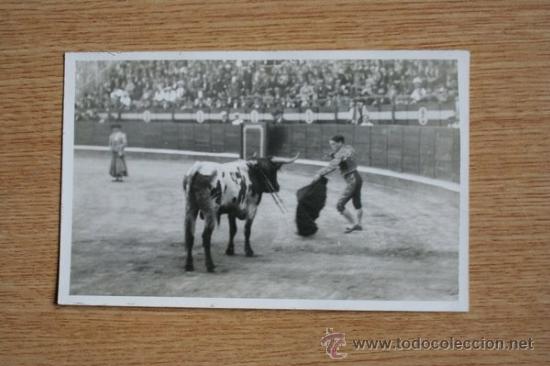 Tauromaquia: Postal. Perete en la corrida celebrada el 14 de abril de 1929 en la plaza vieja, en su primer toro.