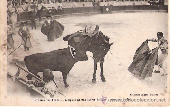 Tauromachia: TARJETA POSTAL. ESTAMPAS TAURINAS. DESPUES DE UNA SUERTE DE VARA Y TORERO SU QUITE. COLEC. JUGAND.