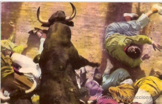 Tauromachia: TARJETA POSTAL. ESTAMPAS TAURINAS. PAMPLONA, TORO SALTA POR ENCIMA DE MUCHACHOS. FOT. RAFAEL BOZANA.