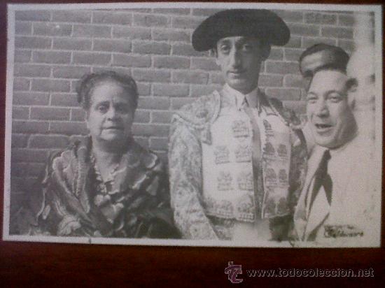 Tauromaquia: REPRODUCCION FOTOGRAFIA DE MANOLETE CON FAMILIARES Y AMIGOS 9X14-