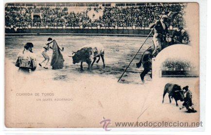 Tauromaquia: TARJETA POSTAL. CORRIDA DE TOROS. UN QUITE ADORNADO. HAUSER Y MENET.