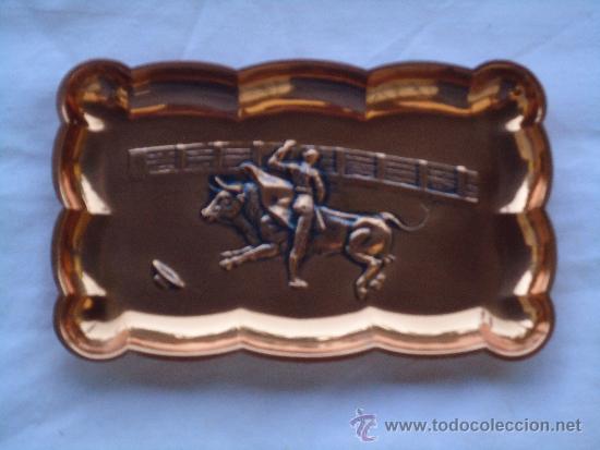 Tauromaquia: bandeja de cobre con escena de torero con muleta y torero. A&Ntilde;OS 70  -d