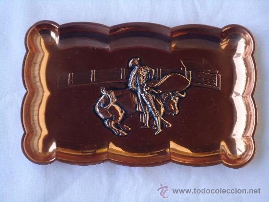 Tauromaquia: bandeja de cobre con escena de torero con capote y torero.A&Ntilde;OS 70   -d