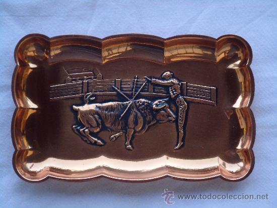 Tauromaquia: bandeja de cobre con escena de torero con banderillas y toro.A&Ntilde;OS 70   -d