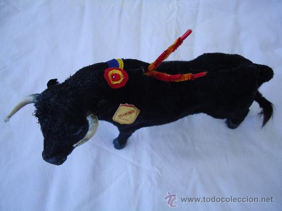 Tauromaquia: toro con banderillas y cintas con pegatina escudo belmonte. A&Ntilde;OS 70  ( izda )--d