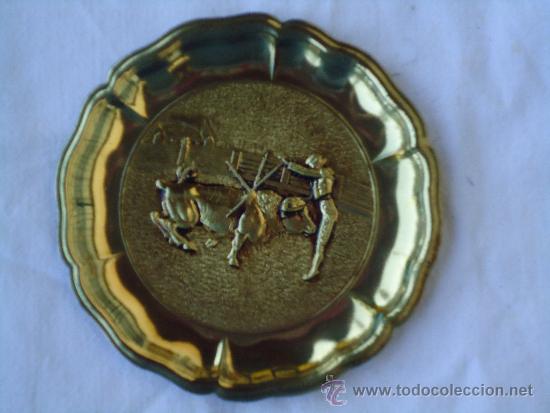 Tauromaquia: PLAILLO DE LATON CON ESCENA DE  TORERO CON BANDERILLAS Y TORO .A&Ntilde;OS 70.  -D