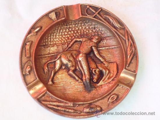Bullfighting: CENICERO METALICO COLOR COBRE CON ESCENA TAURINA. A&Ntilde;OS 60.--E