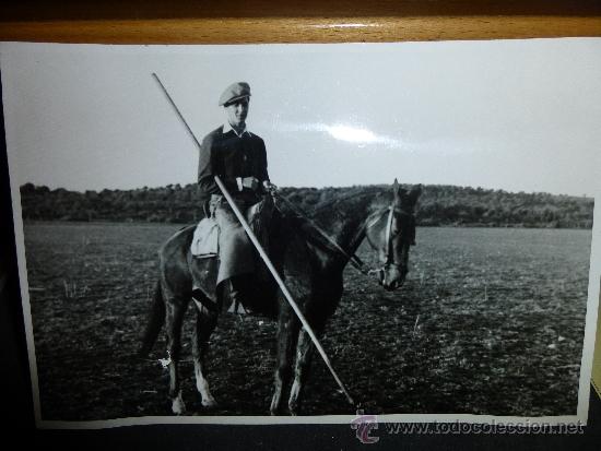 Tauromaquia: FOTOGRAFIA DEL DIESTRO LUIS MIGUEL DOMINGUIN, A CABALLO Y CON GARROCHA, 18 X 12 CM.