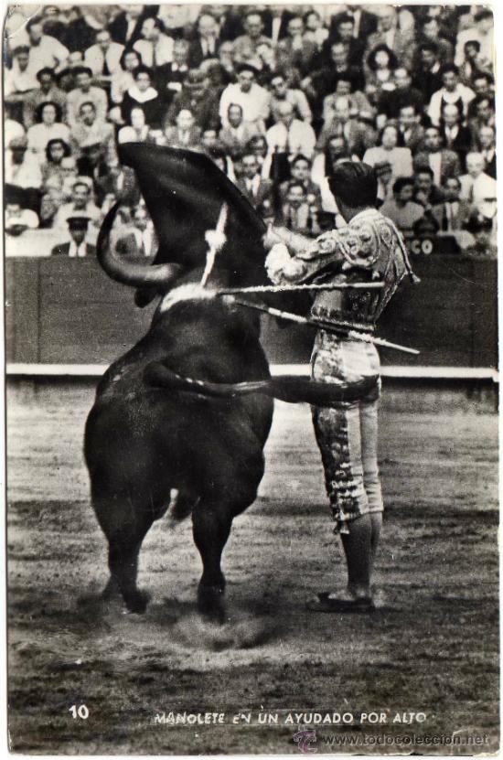 Tauromaquia: BONITA POSTAL - MANUEL RODRIGUEZ SANCHEZ - MANOLETE - UN AYUDADO POR ALTO