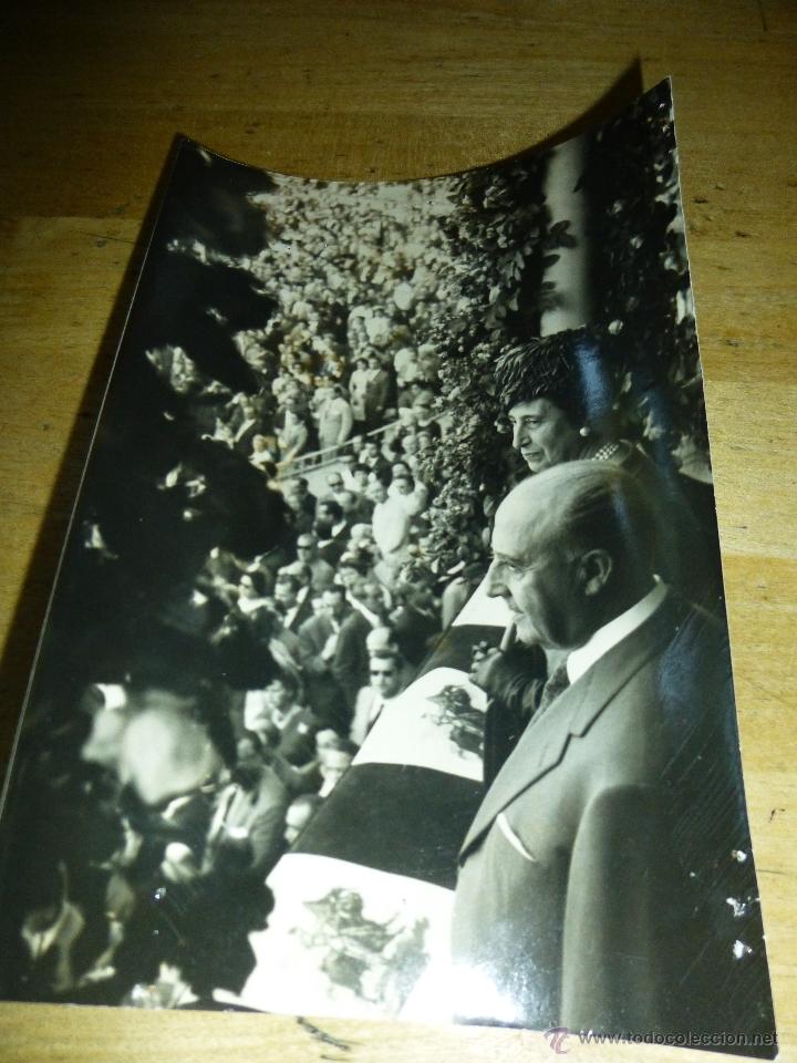 Tauromaquia: FOTOGRAFIAORIGINAL DE FRANCO Y SE&Ntilde;ORA EN LA CORRIDA DE BENEFICENCIA CELEBRADA EN MADRID EN 1961