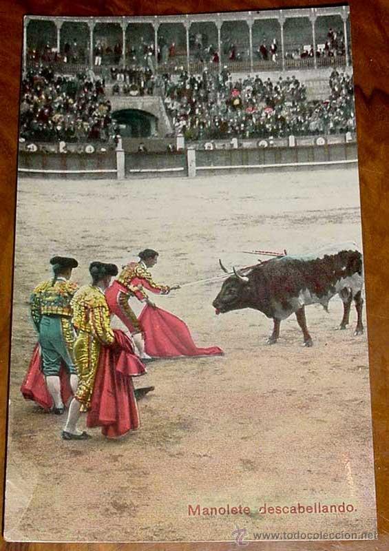 Tauromaquia: ANTIGUA FOTO POSTAL COLOREADA DEL TORERO MANOLETE DESCABELLANDO - ESCRITA