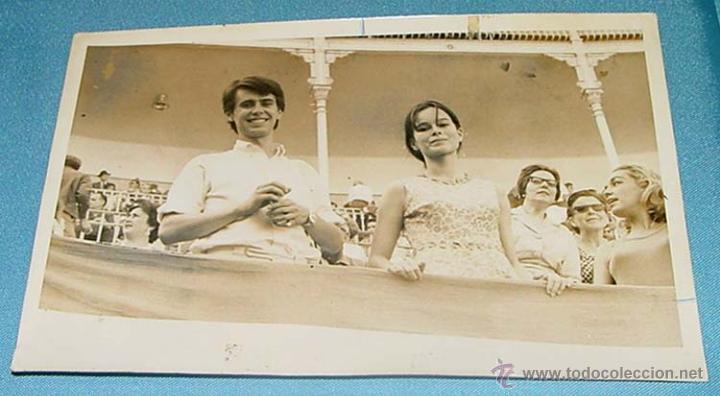 Tauromaquia: antigua fotografia de famosos en los toros, Geraldine Chaplin, mide 17,9 x 11,9 cm