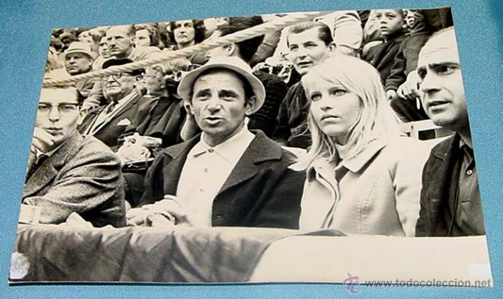 Tauromaquia: antigua fotografia de famosos en los toros, charles aznavour, Cantante Frances, mide 17,5 x 12,5 cm