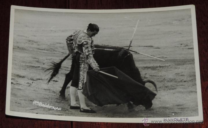 Tauromaquia: FOTOGRAFIA ORIGINAL DE MANOLETE, MANUEL RODRIGUEZ , TOROS , REVERSO CON SELLO FOTO BALDOMERO, MIDE 1