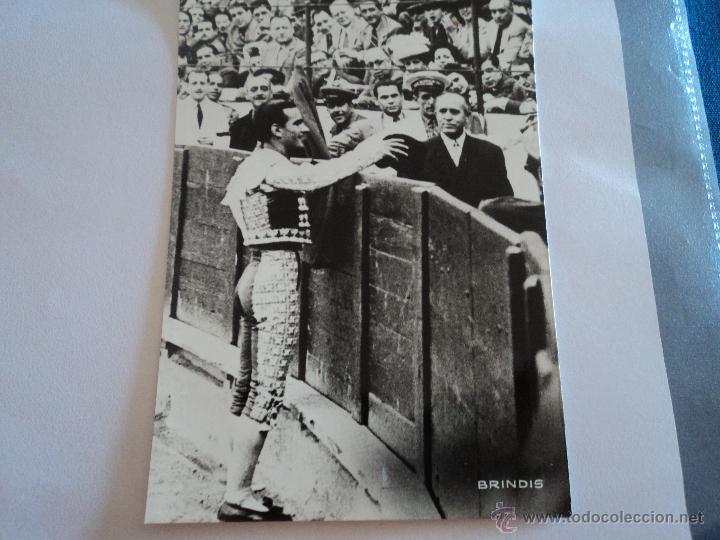Bullfighting: antigua foto de torero brindando al publico