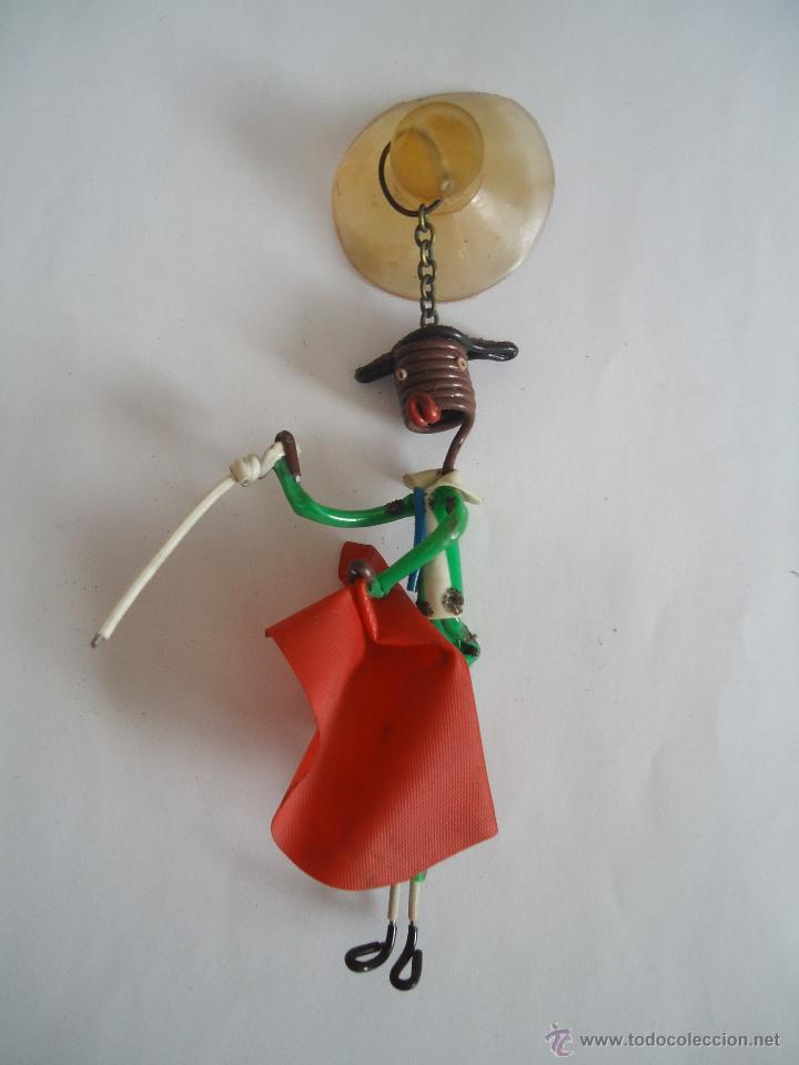 Tauromachia: FIGURA ANTIGUA DE ALAMBRE CON FORMA DE TORERO PARA COLGAR EN EL COCHE