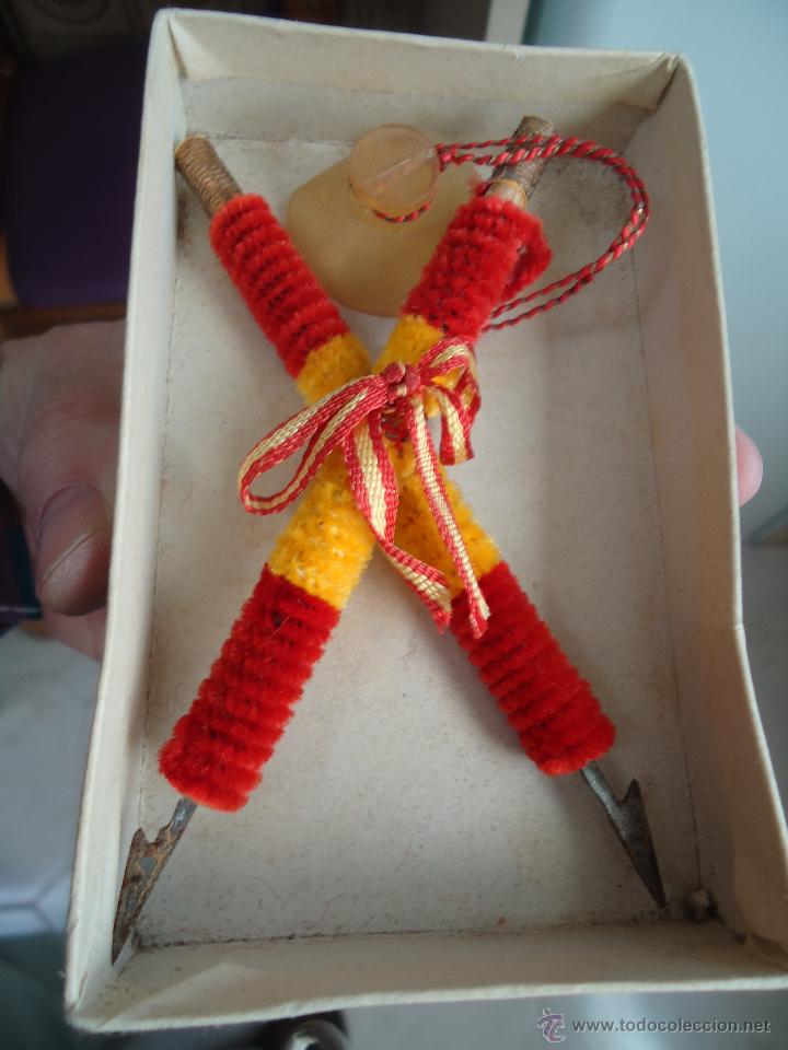 Tauromaquia: 2 BANDERILLAS PEQUE&Ntilde;AS ANTIGUAS PARA COLGAR EN EL COCHE.---O