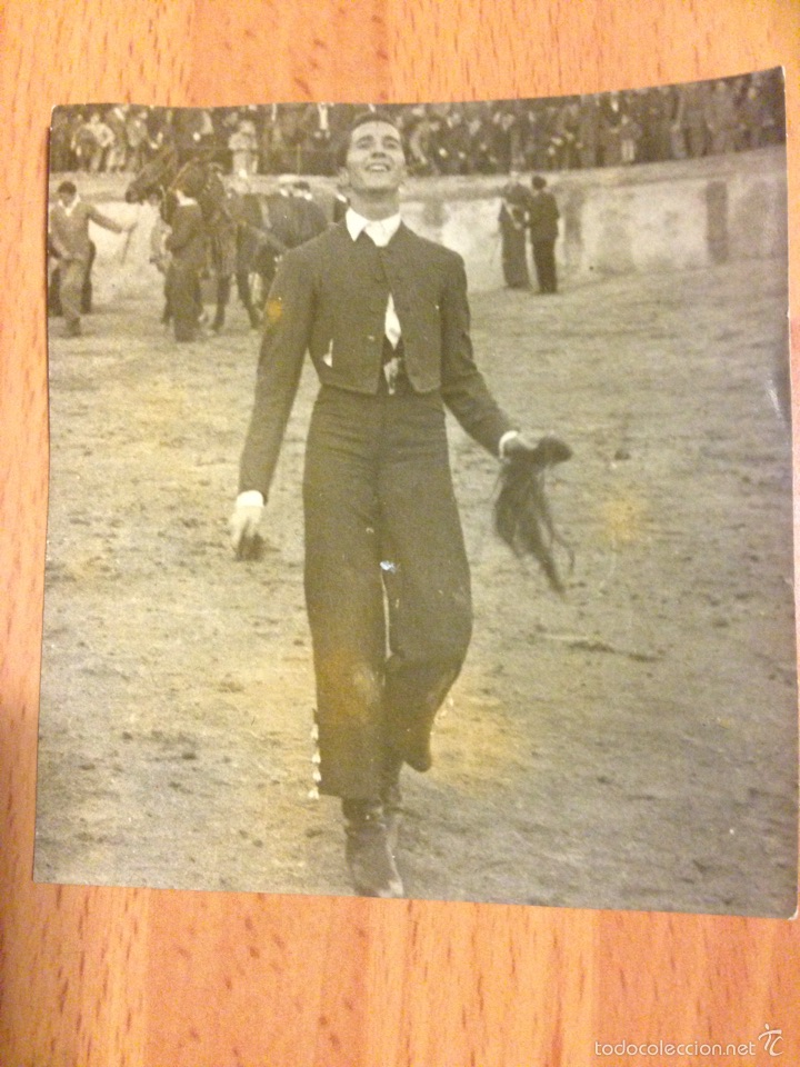 Tauromaquia: Foto original de Luis Miguel Dominguin en el ruedo con rabo.madrid 1945