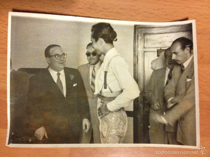 Tauromaquia: Foto original Luis Miguel dominguin visti&eacute;ndose con traje de luces 11 x 8 cm