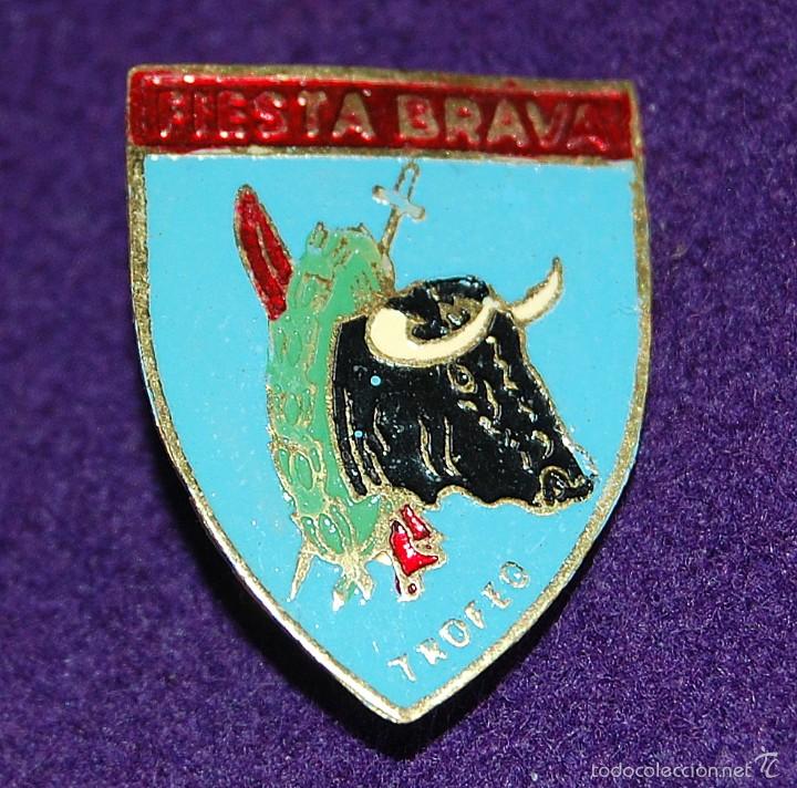 Stierkampf: ANTIGUA INSIGNIA FIESTA BRAVA. TROFEO. A&Ntilde;OS 50. PIN TAURINO- TOROS- TORERO- TAUROMAQUIA.