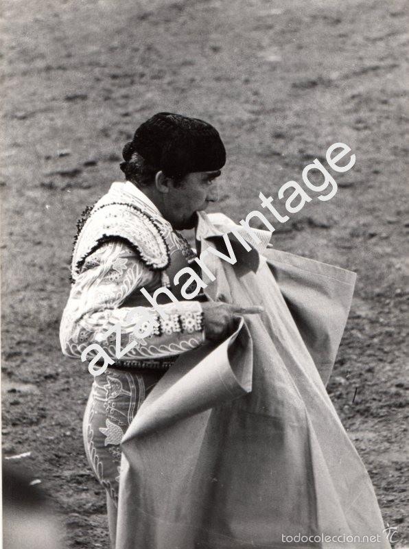 Tauromaquia: ESPECTACULAR FOTOGRAFIA DEL BANDERILLERO ANTONIO CHAVES FLORES,18X24 CMS