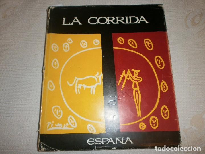 Tauromaquia: LA CORRIDA ESPA&Ntilde;A. FOTOGRAF&Iacute;AS, PINTURAS Y TEXTO EN CASTELLANO, INGL&Eacute;S, FRANC&Eacute;S Y ALEM&Aacute;N. (1977)