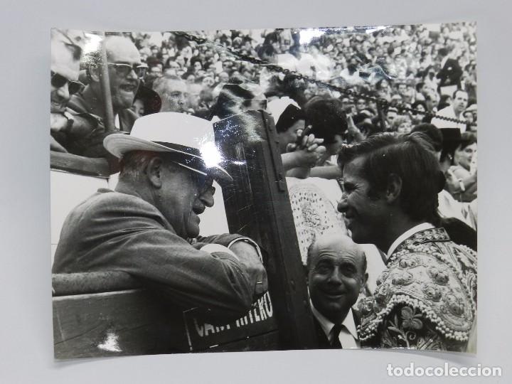 Bullfighting: FOTOGRAFIA DE MANUEL BENITEZ EL CORDOBES JUNTO CON EL GOBERNADOR CIVIL DE ALICANTE D. FELIPE ARCHE H