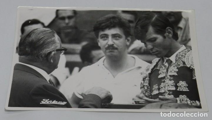 Bullfighting: FOTOGRAFIA DE MANUEL BENITEZ EL CORDOBES JUNTO CON EL GOBERNADOR CIVIL DE ALICANTE D. FELIPE ARCHE H