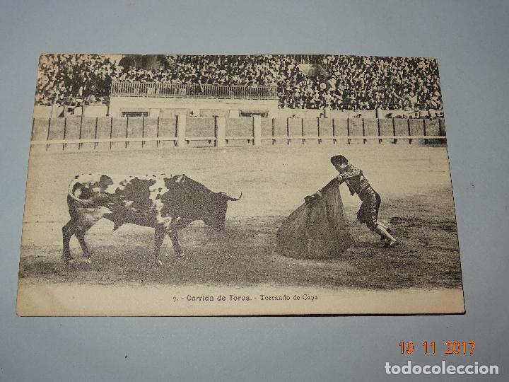 Tauromaquia: Antigua Tarjeta Postal CORRIDA DE TOROS - TOREANDO DE CAPA - A&ntilde;o 1930s.