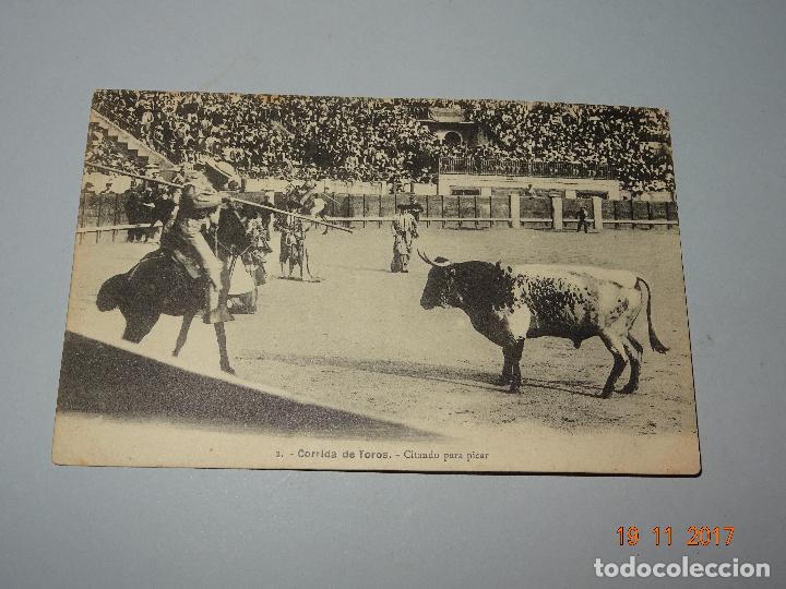 Tauromaquia: Antigua Tarjeta Postal CORRIDA DE TOROS - CITANDO PARA PICAR - A&ntilde;o 1930s.